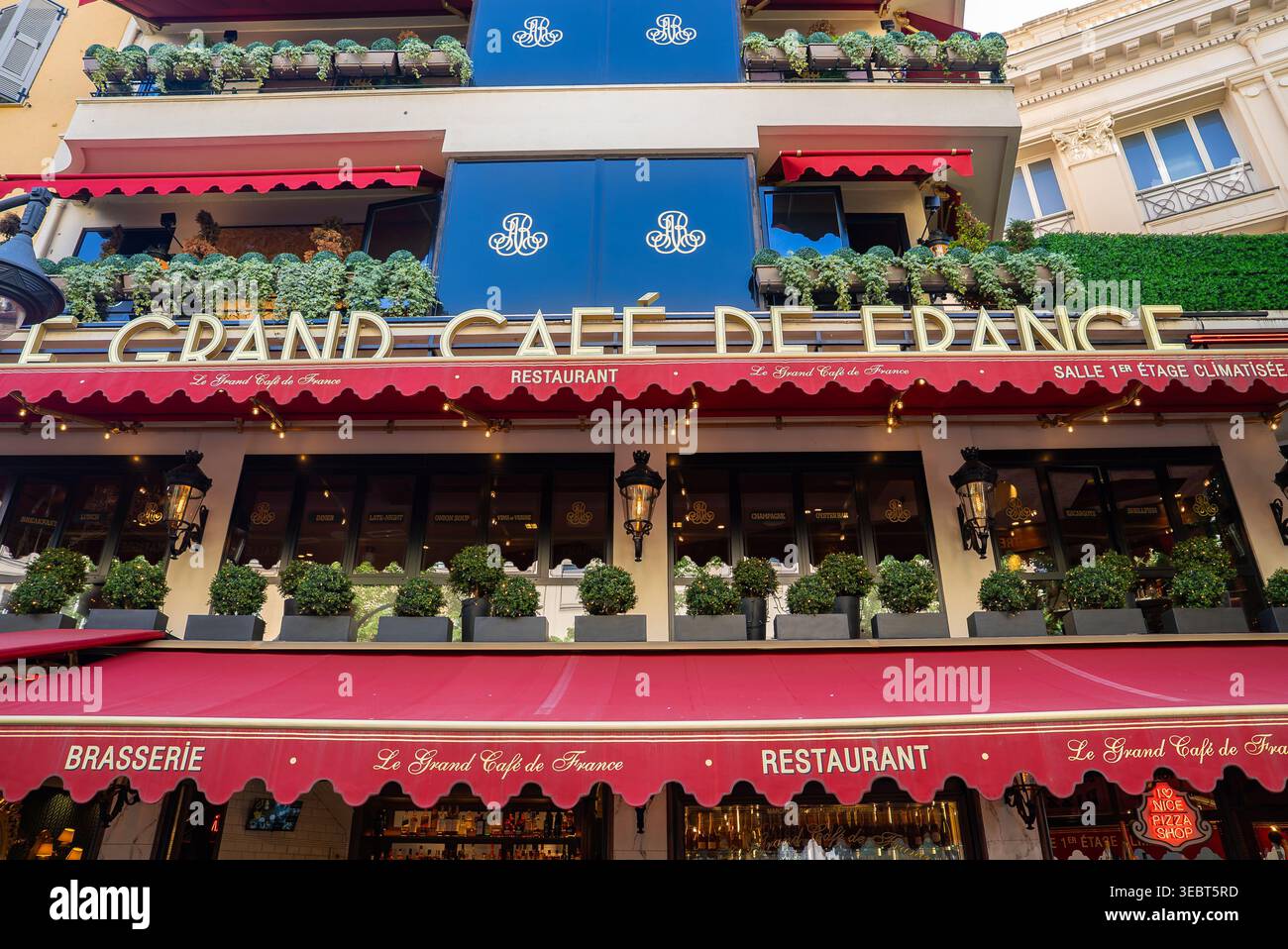 Vista sulla strada della facciata del Grand Cafe de France a Nizza, Francia Foto Stock