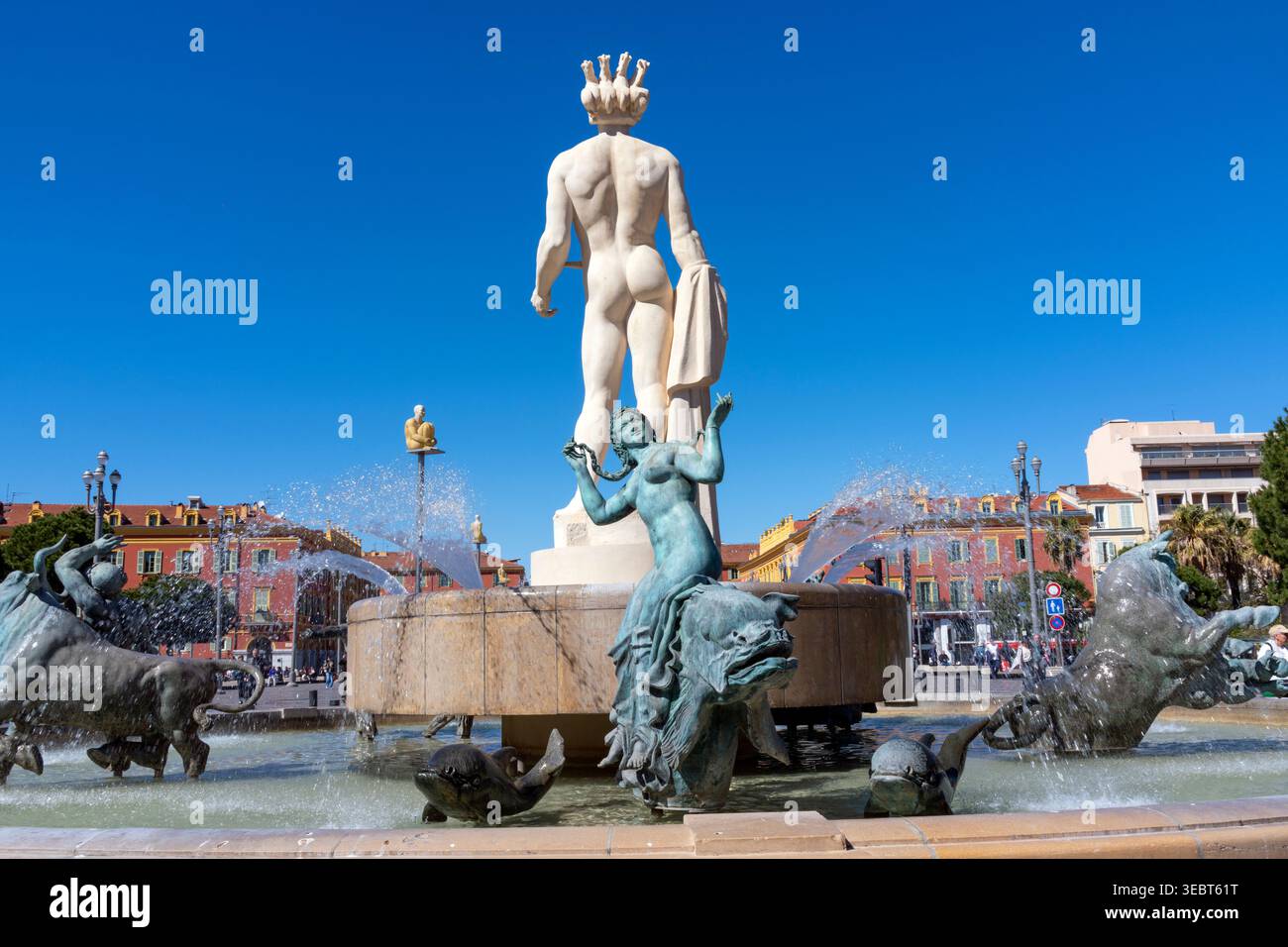 Francia, Nizza, Place Massena, Fontana del Sole: Una fontana centrale con una statua di Apollo alta 7 metri e figure che rappresentano la Terra, Marte, M. Foto Stock