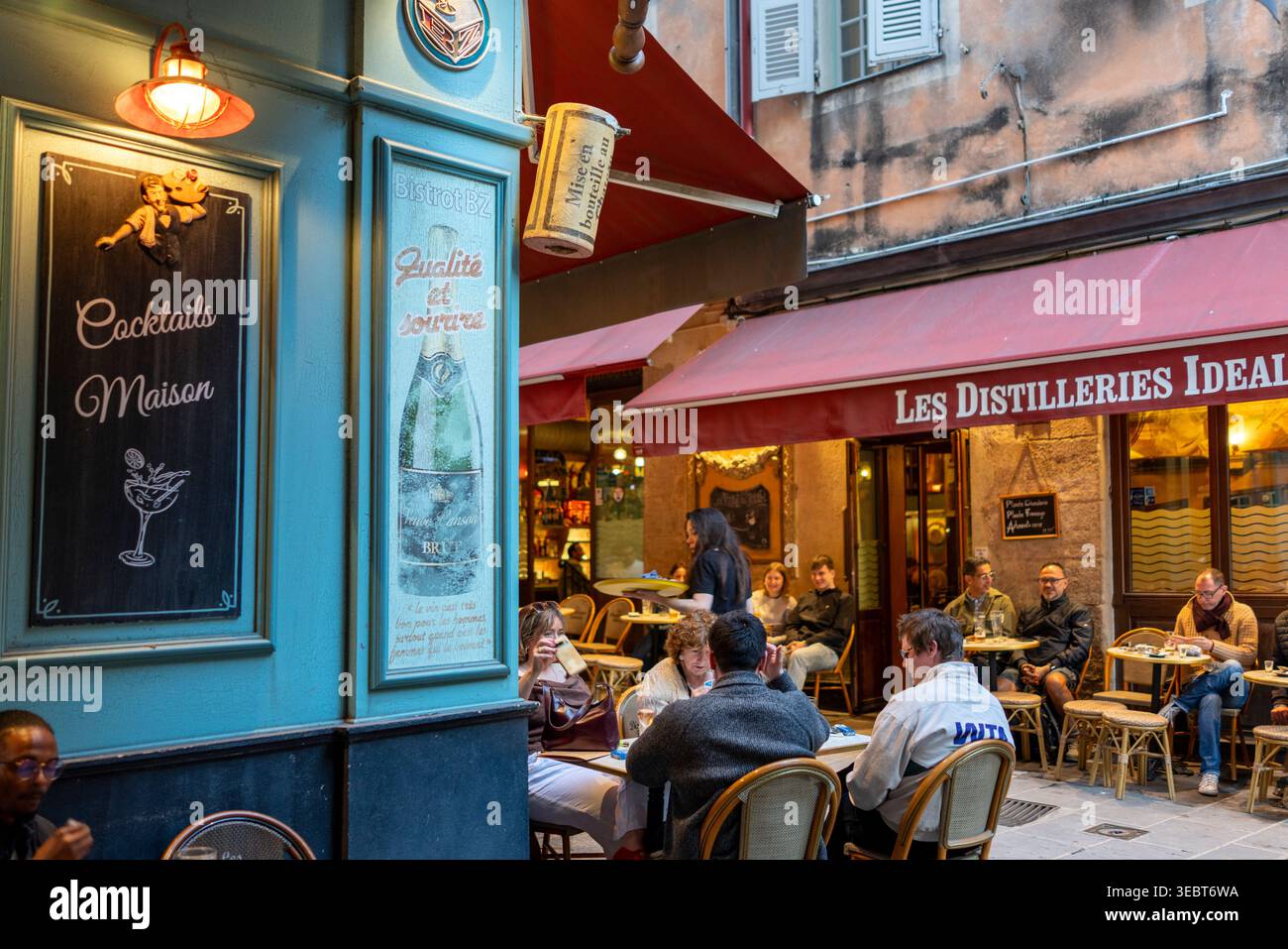 Francia, Nizza, ristorante e bar all'aperto, persone che si godono un drink Foto Stock