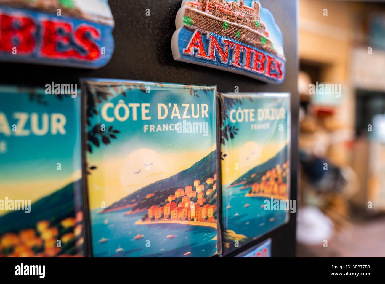 Magneti ricordo della Costa Azzurra e di Antibes su rack ad Antibes, Francia Foto Stock