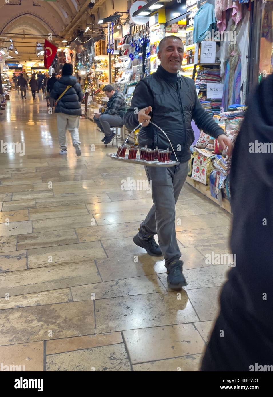 Istanbul , Turchia , 23 dicembre 2025 , Tea men nel Gran Bazaar di istanbul, Turkiye, il più antico e popolare Bazaar di istanbul Foto Stock