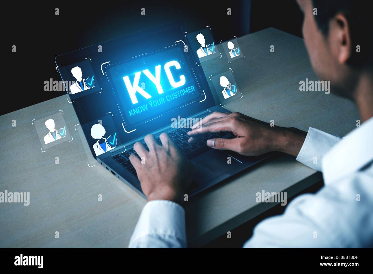 Uomo che si occupa di notebook che mostra il concetto KYC per l'identificazione e la verifica dei clienti in un ambiente aziendale digitale Sigmoid Foto Stock