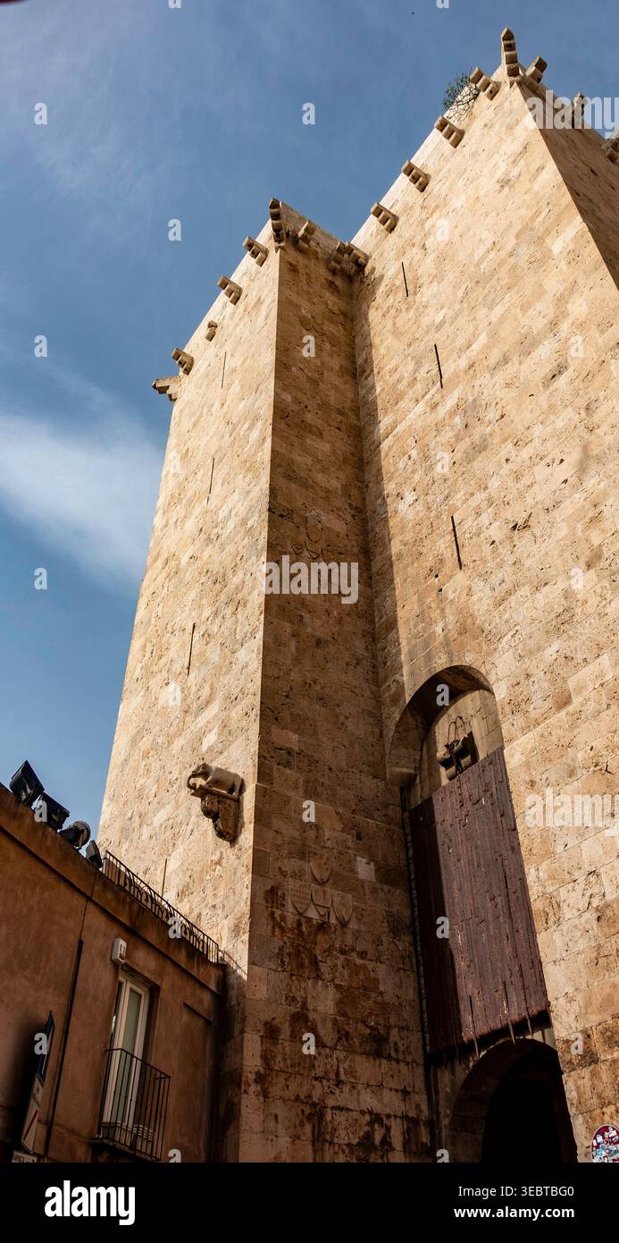 La Torre dell'Elefante di Cagliari, un'alta fortezza calcarea con una piccola scultura di elefante sulla sua facciata e un grande portcullis in legno. Foto Stock
