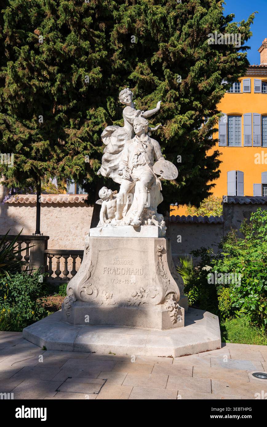 Statua in marmo di Fragonard nel cortile di Grasse con cipressi Foto Stock