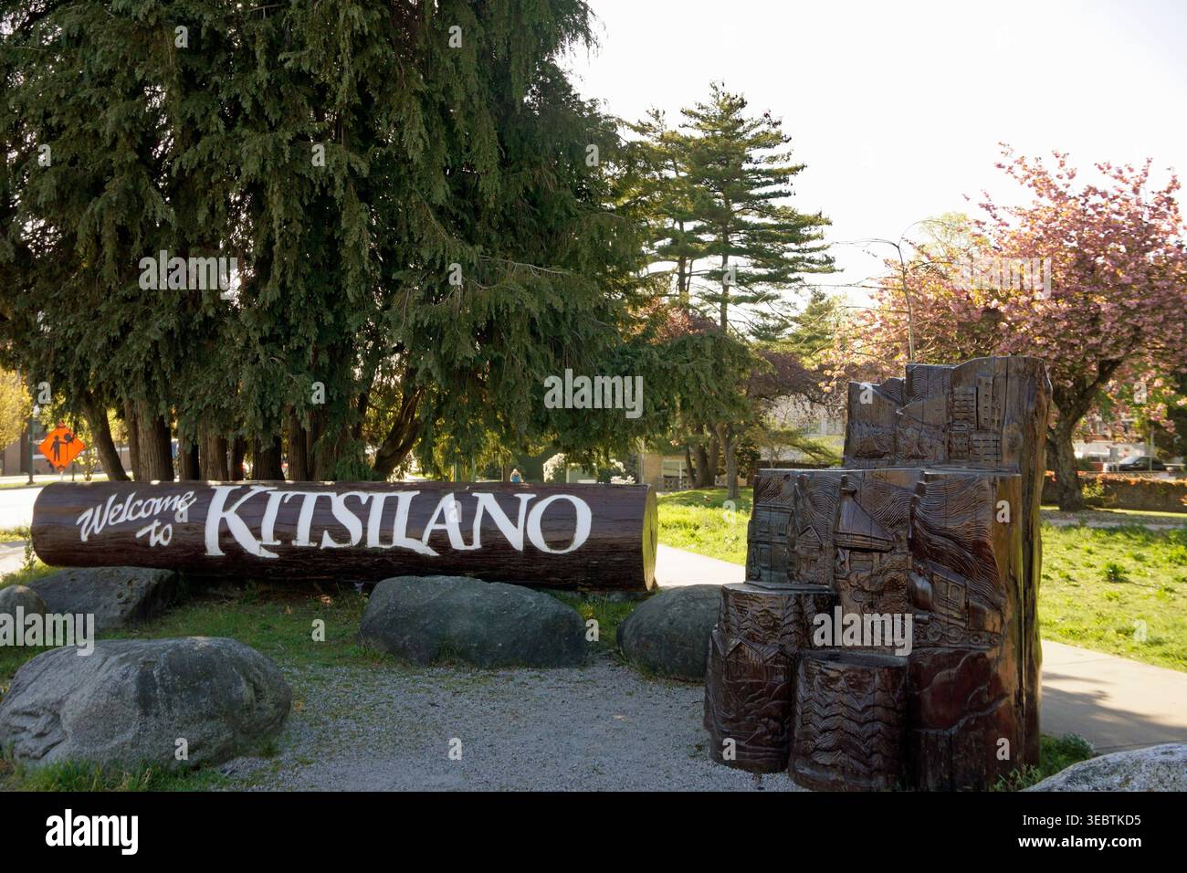 Benvenuto al cartello Kitsilano e alle incisioni in legno First Nations all'ingresso del quartiere Kitsilano, Vancouver, BC, Canada Foto Stock