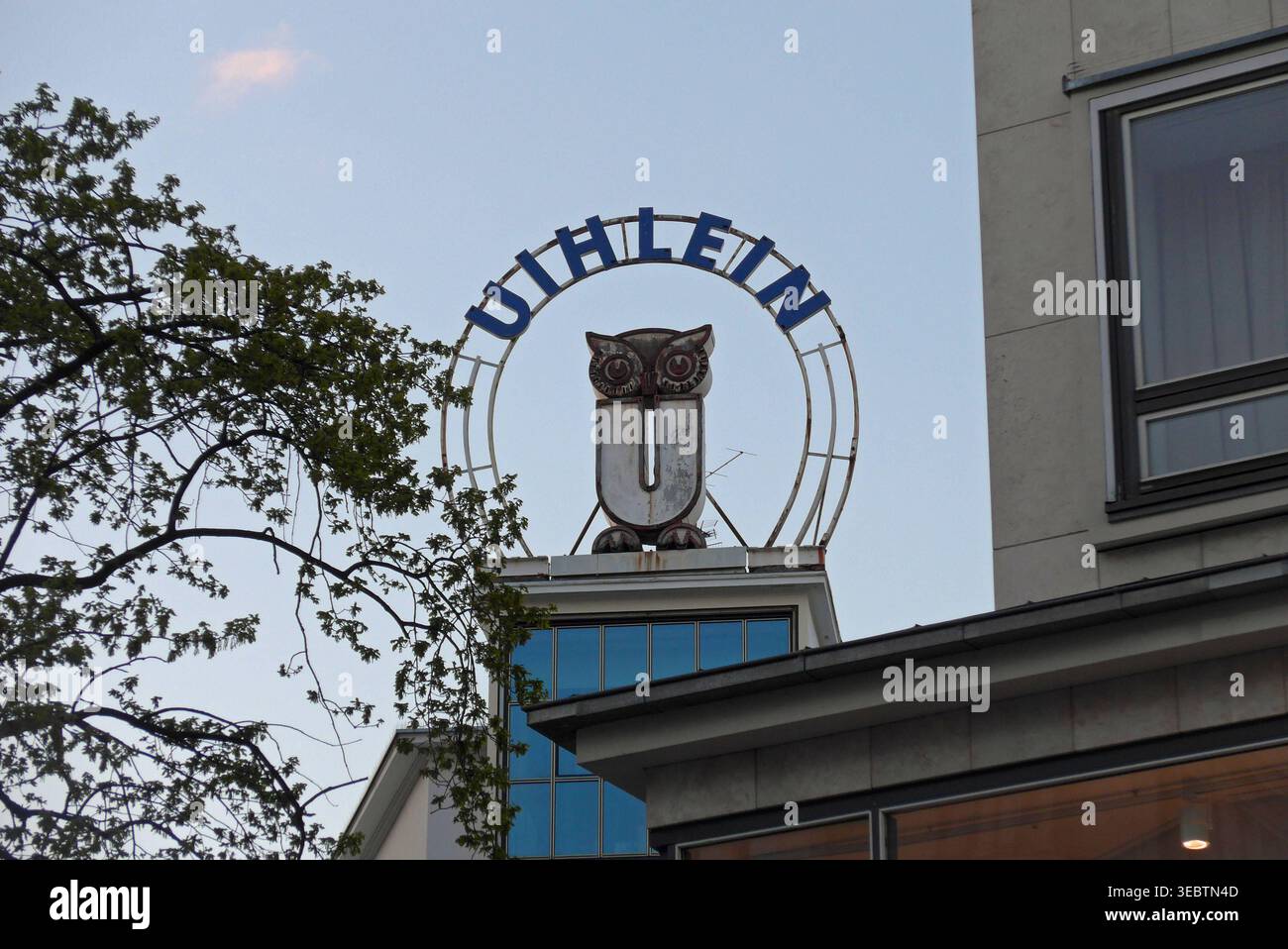DAS Firmenemblem des ehemaligen Tapetenhauses Uihlein auf dem Dach des ehemaligen Firmensitzes in der Andreaestraße 1 ad Hannover. DAS Geschäft wurde 1895 von Heinrich Uihlein gegründet und bis 1981 betrieben. DAS Gebäude samt dem eulenförmigen Firmenzeichen steht unter Denkmalschutz. *** Emblema della società dell'ex negozio di carta da parati Uihlein sul tetto dell'ex sede dell'azienda a Andreaestraße 1 ad Hannover l'azienda è stata fondata nel 1895 da Heinrich Uihlein e ha gestito fino al 1981 l'edificio, compreso il logo aziendale a forma di gufo, è un edificio storico Foto Stock