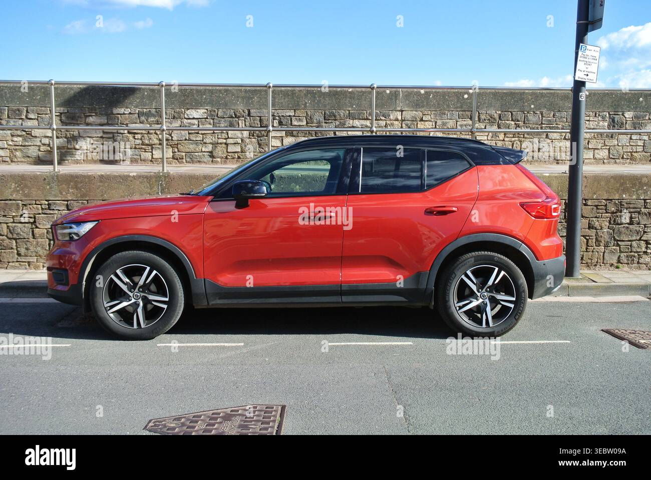 Un SUV Volvo XC40 del 2019 parcheggiato a Teignmouth, Devon, Inghilterra, Regno Unito. Foto Stock