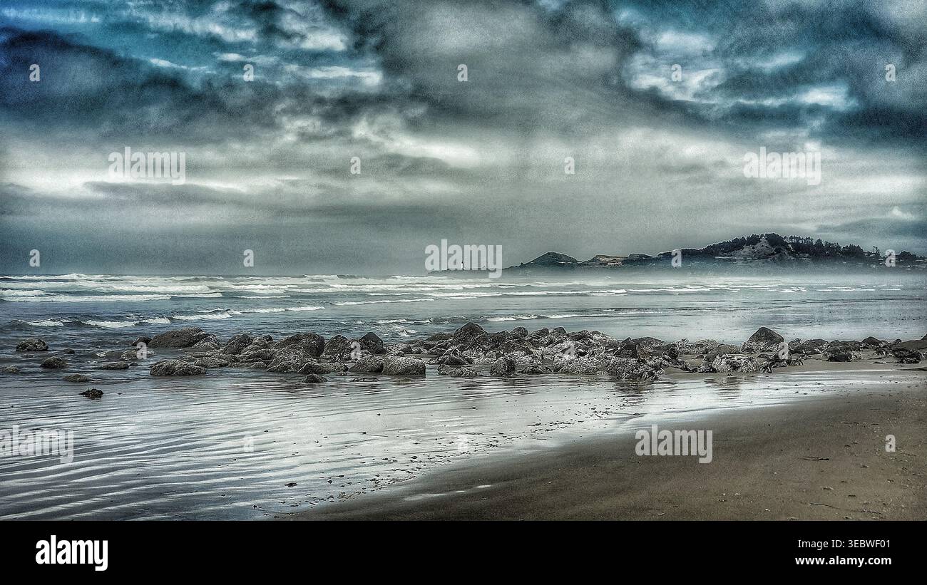 Moody Artistic Rendering del faro di Yaquina Head e della costa di Newport, Oregon Foto Stock