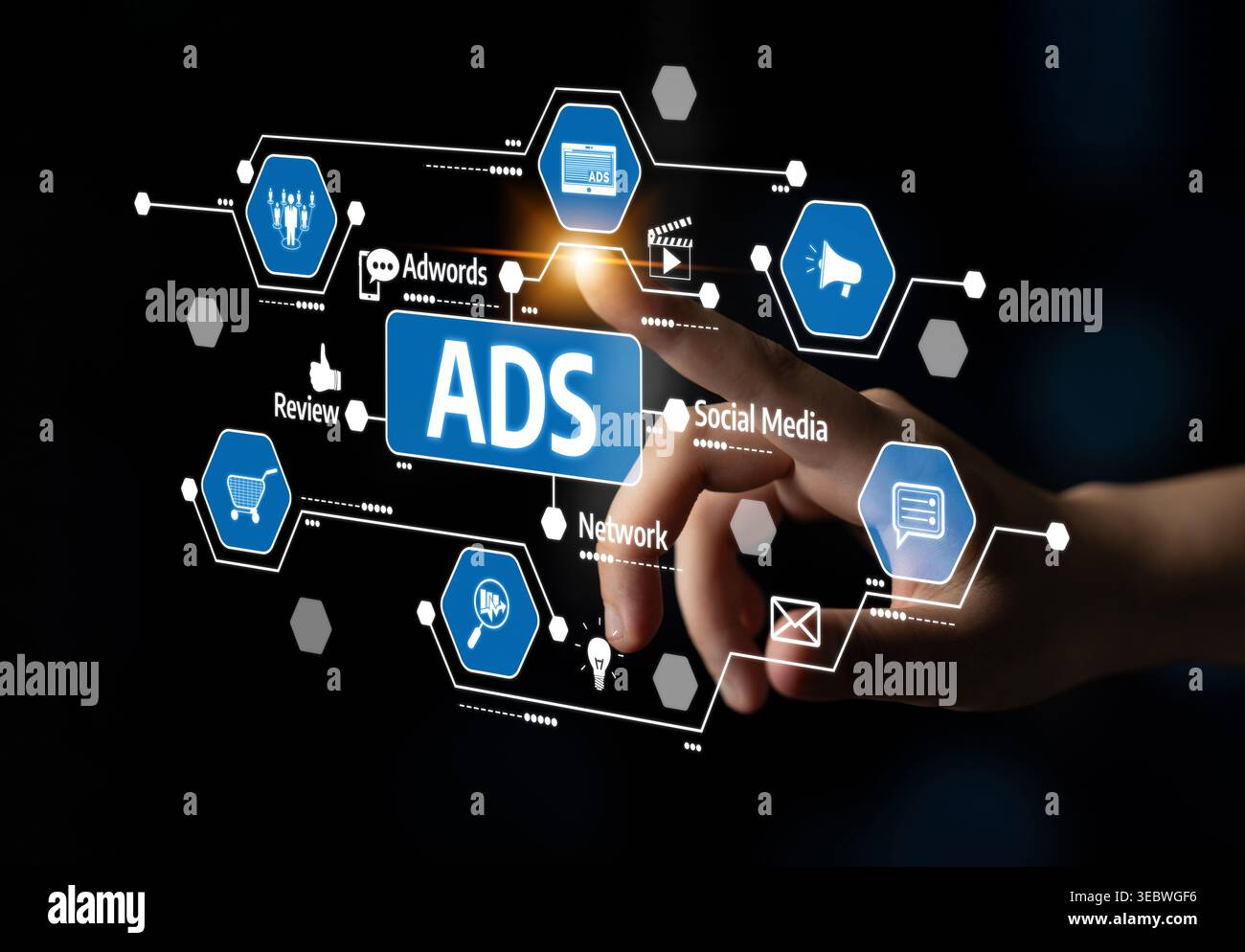 Esplorate il mondo dinamico del marketing digitale concentrandovi sulla pubblicità online, sulle strategie dei social media e sulle interazioni efficaci con i consumatori per Foto Stock