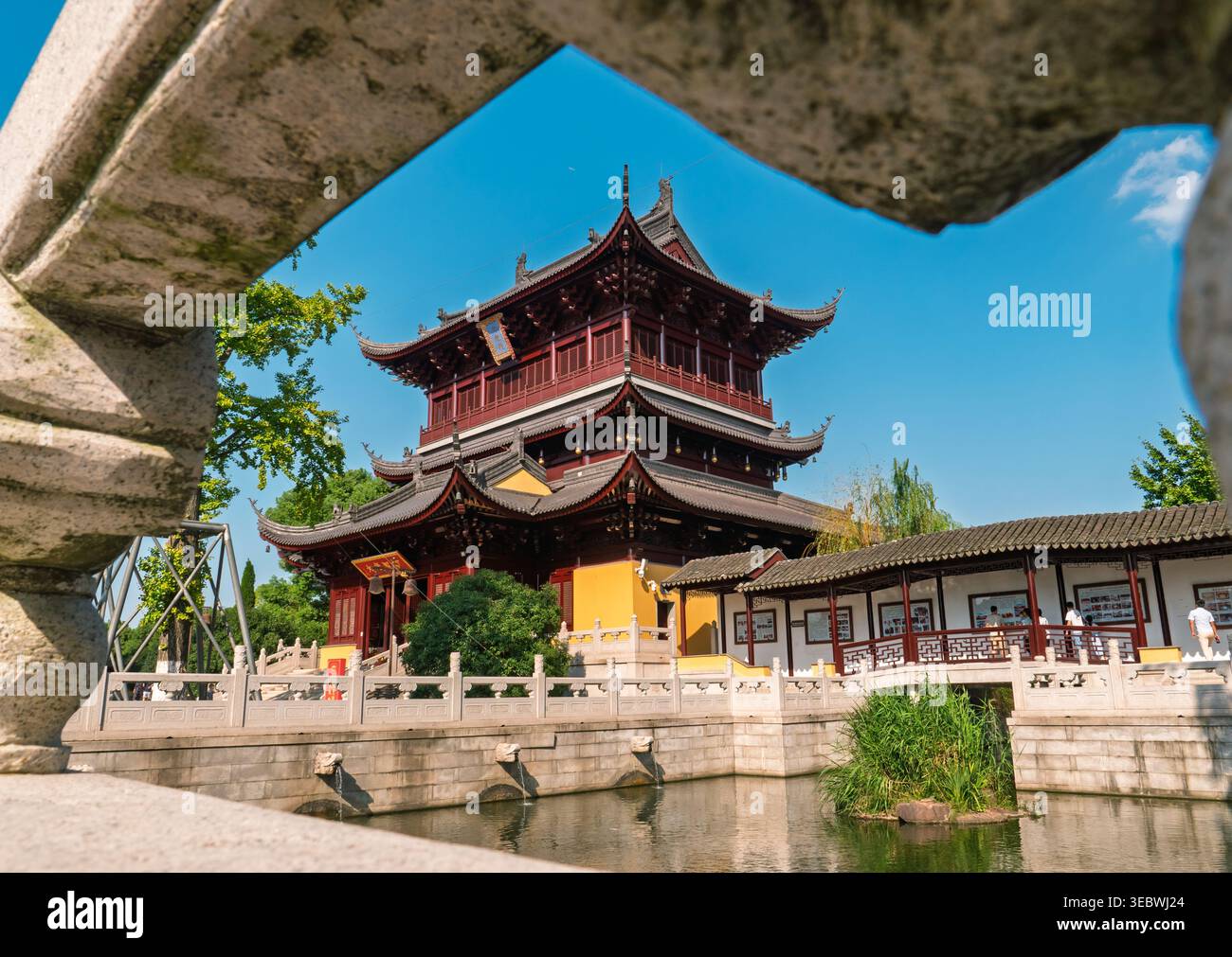Edificio del tempio cinese decorato e corridoio sull'acqua calmo Foto Stock