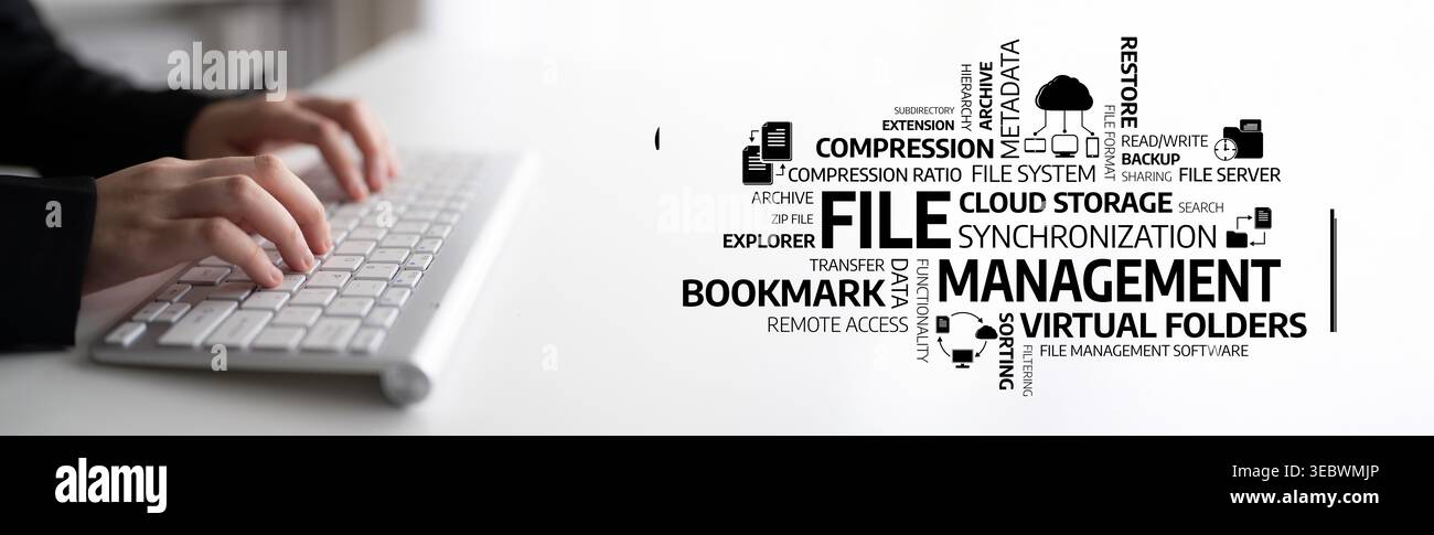 Un primo piano su una tastiera circondata da un cloud di parole creative che illustra i concetti chiave della gestione dei file e dello storage cloud in un formato digitale Foto Stock