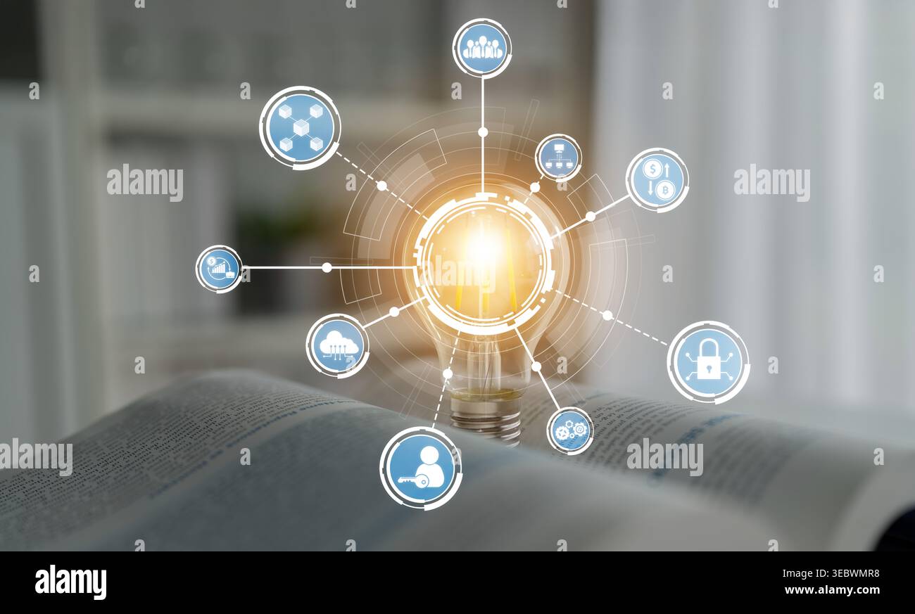 La lampadina a incandescenza simboleggia la creatività e l'innovazione, circondata da icone che rappresentano vari aspetti della tecnologia, della conoscenza e del digitale Foto Stock