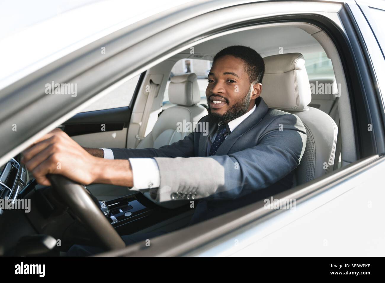 Business Professional che guida in città con sicurezza e stile Foto Stock