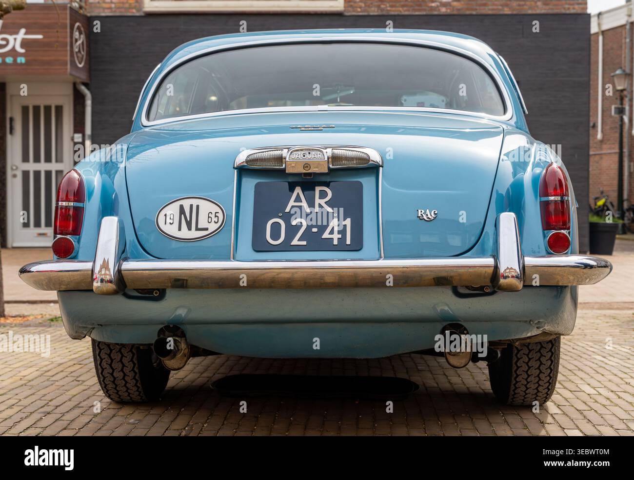 Katwijk aan Zee, Paesi Bassi, 11.04.2026, vista posteriore Jaguar S-Type 3,8 litri dal 1965, berlina di lusso al vecchio timer show Foto Stock