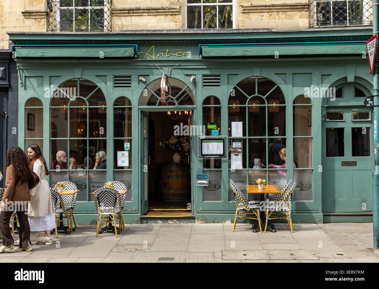 Facciata di un affascinante ristorante verde Antica Argyle Street Bath con posti a sedere all'aperto e clienti in una giornata di sole Foto Stock