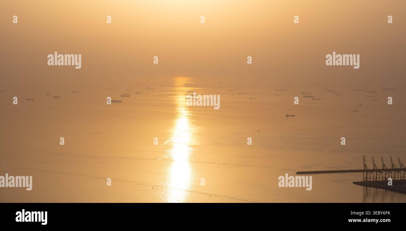 Petroliere e navi da carico in attesa nello stretto di Hormuz durante le tensioni in Medio Oriente che influiscono sull'approvvigionamento energetico Foto Stock