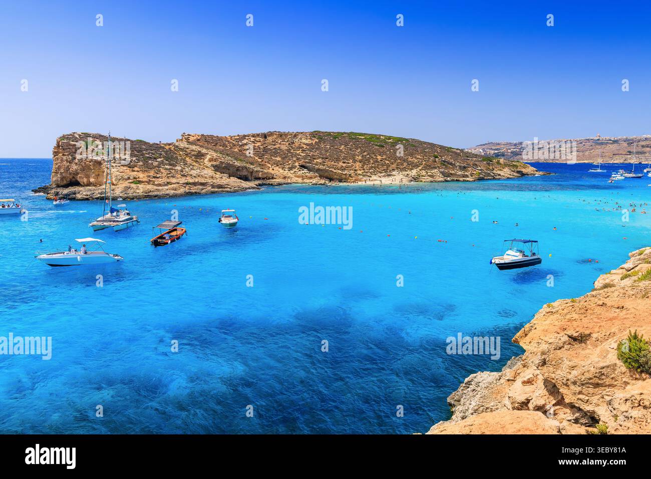 Comino Island, Malta. Laguna blu e isola di Gozo sullo sfondo. Foto Stock