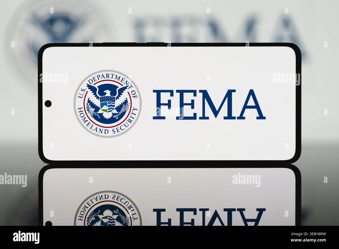 Logo FEMA visualizzato sullo schermo di uno smartphone, identità del marchio Federal Emergency Management Agency su dispositivo mobile per la gestione delle emergenze e delle catastrofi Foto Stock