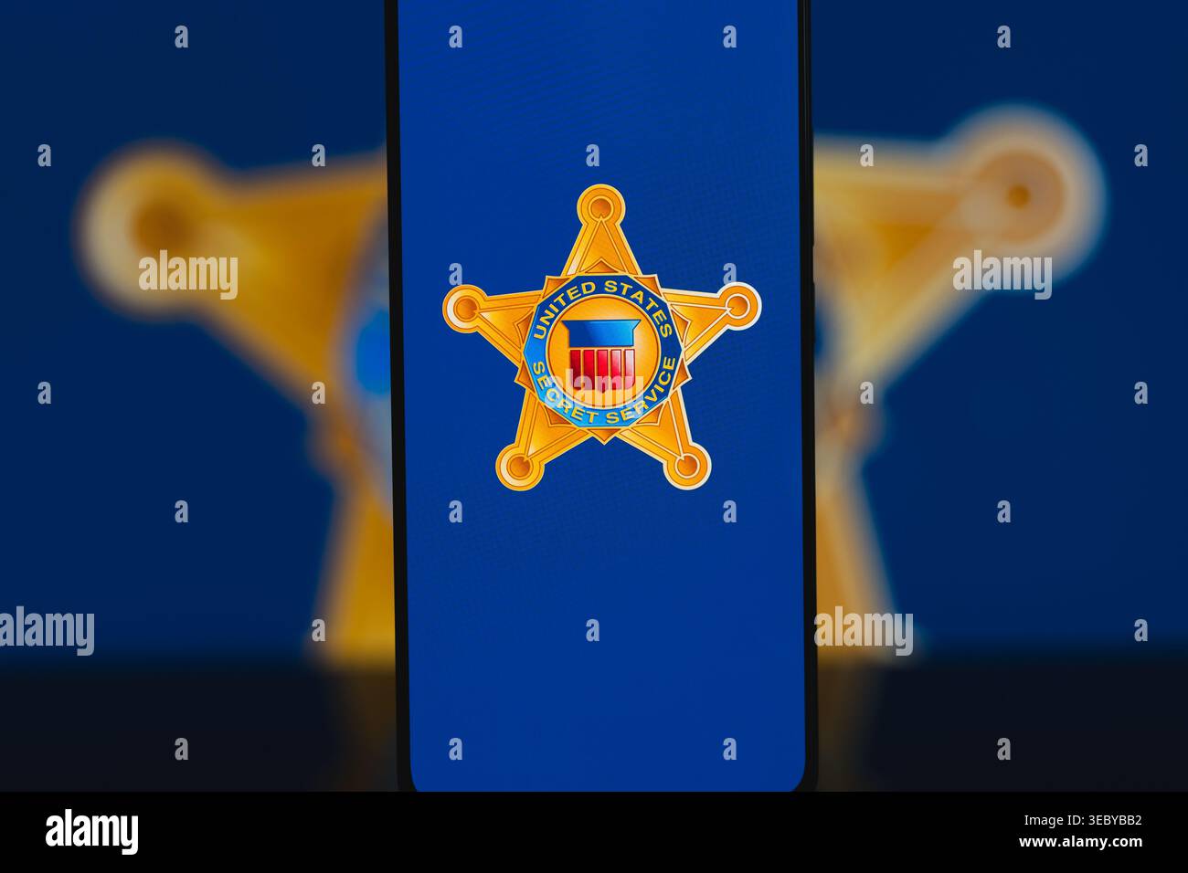 Badge del servizio segreto degli Stati Uniti visualizzato sullo schermo di uno smartphone, che simboleggia le forze dell'ordine federali, i servizi di protezione e i criminali Foto Stock