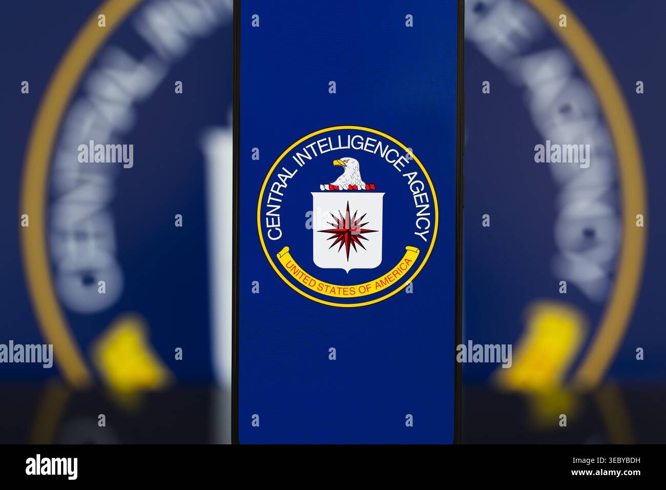 Il logo della CIA viene visualizzato sullo schermo di uno smartphone, il sigillo della Central Intelligence Agency sul dispositivo mobile per la sicurezza nazionale, l'intelligence e il governo Foto Stock