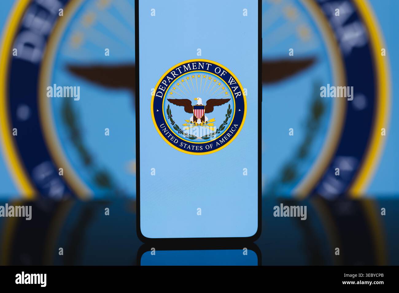 Il sigillo del Dipartimento della Guerra degli Stati Uniti è stato visualizzato sullo schermo di uno smartphone, il marchio dell'agenzia militare americana storica su dispositivo mobile per la ricerca di archivio e. Foto Stock
