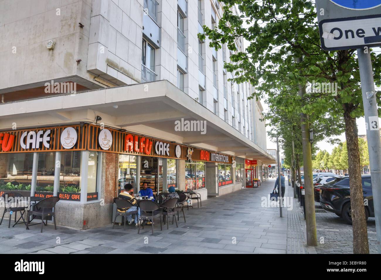 Caffè europeo che serve caffè e tè turchi e molto altro. C'è anche un supermercato mondiale. RRun di Amir Ahmad che in precedenza gestiva il supermercato senza costi nelle vicinanze Foto Stock
