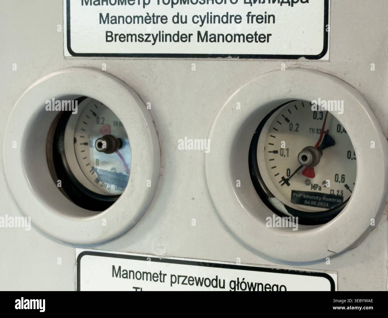 Due manometri analogici, uno per il cilindro del freno e uno per il tubo principale, montati sul pannello di controllo di un treno, che mostrano i valori vitali del sistema per garantire la sicurezza Foto Stock