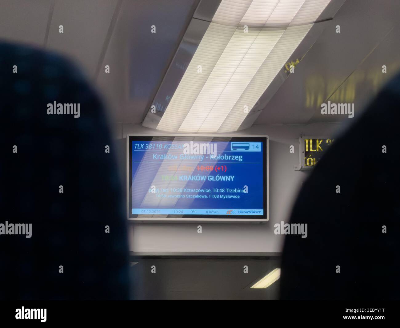 Cracovia, Polonia - 3 dicembre 2025: Il display digitale del treno mostra la destinazione Cracovia Glowny, evidenziando i dettagli del viaggio e il viaggio con i mezzi pubblici Foto Stock