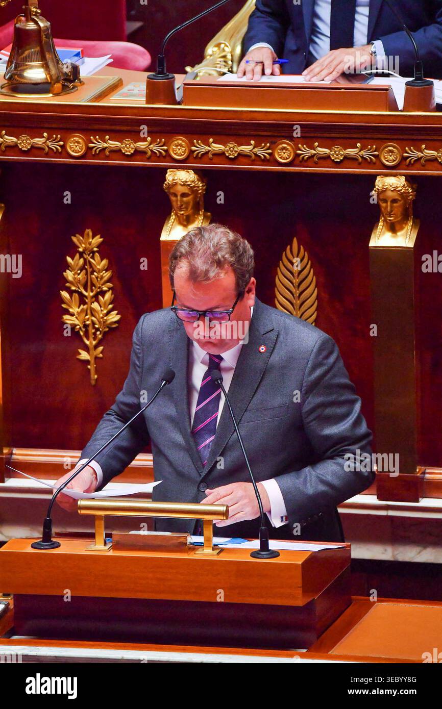 Parigi, Francia. 27 aprile 2026. Laurent Mazaury, membro del Parlamento per LIOT durante la discussione sulla relazione annuale sui progressi compiuti nel monitoraggio dell'attuazione del piano di bilancio e strutturale a medio termine, Assemblea nazionale, Parigi, 27 aprile 2026 foto di Karim Ait Adjedjou/ABACAPRESS.COM credito: Abaca Press/Alamy Live News Foto Stock