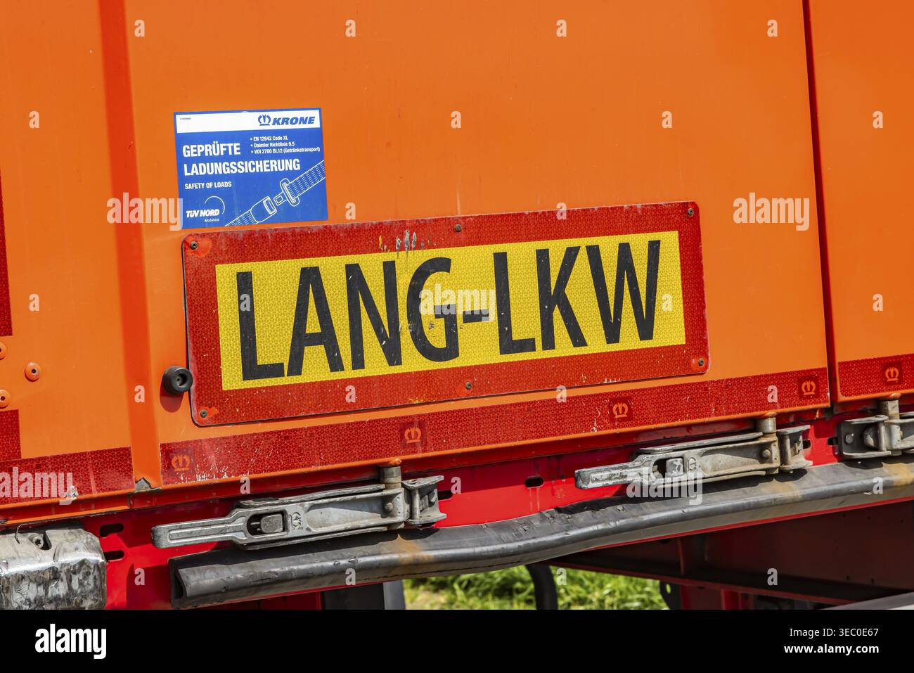 Camion lungo. Firma su un camion di grandi dimensioni. Sandhausen, Baden-Wuerttemberg, Germania Foto Stock