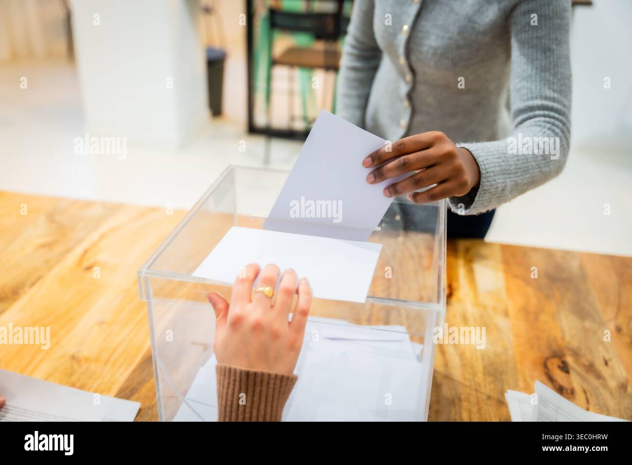 Le persone che votano le elezioni elettorali Foto Stock