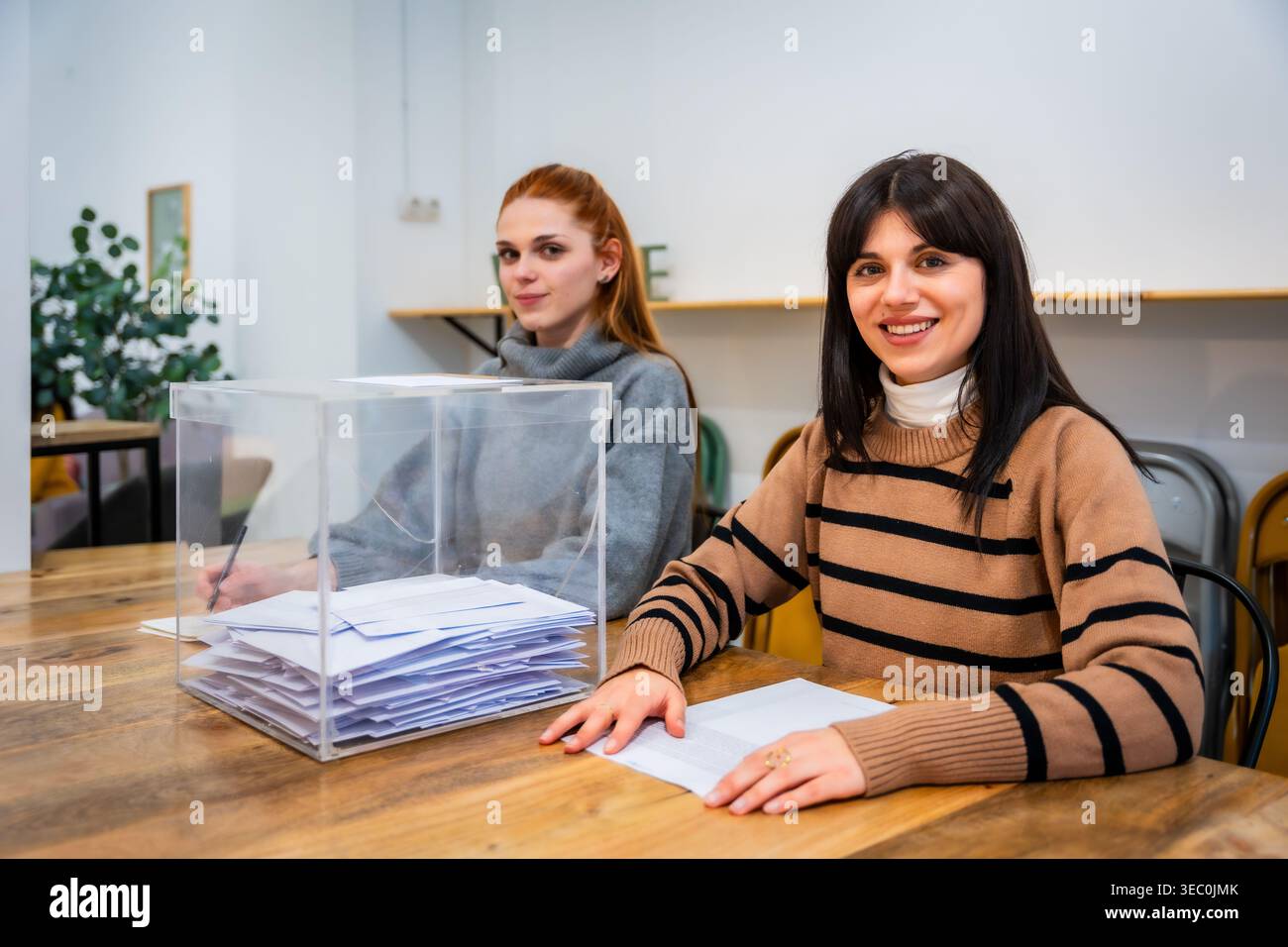 Giovani donne che partecipano al processo di voto elettorale democratico Foto Stock