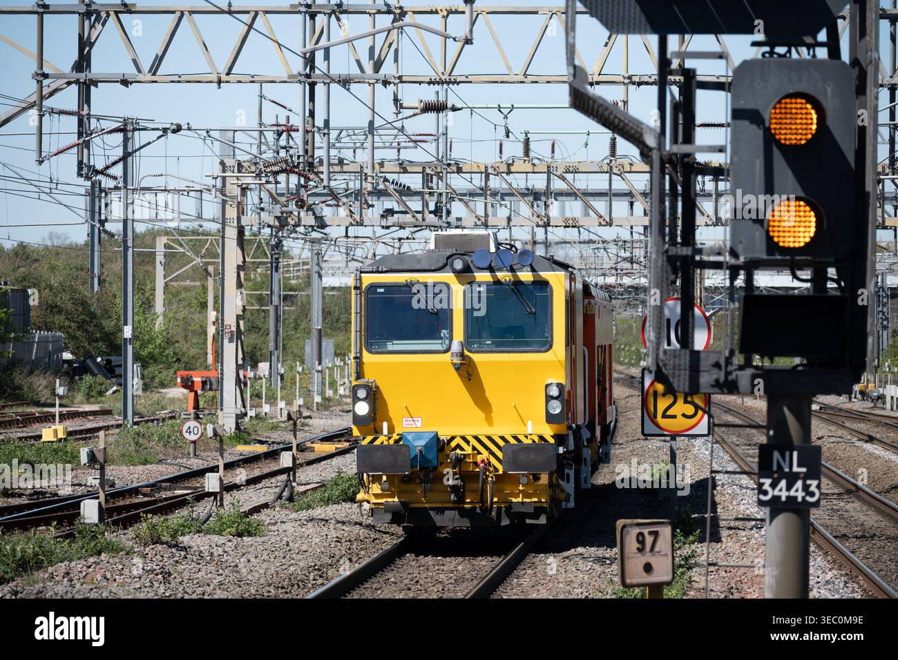Plasser and Theurer Switch and Crossing Tamper presso la stazione di Nuneaton, Warwickshire, Inghilterra, Regno Unito (DR73947) Foto Stock