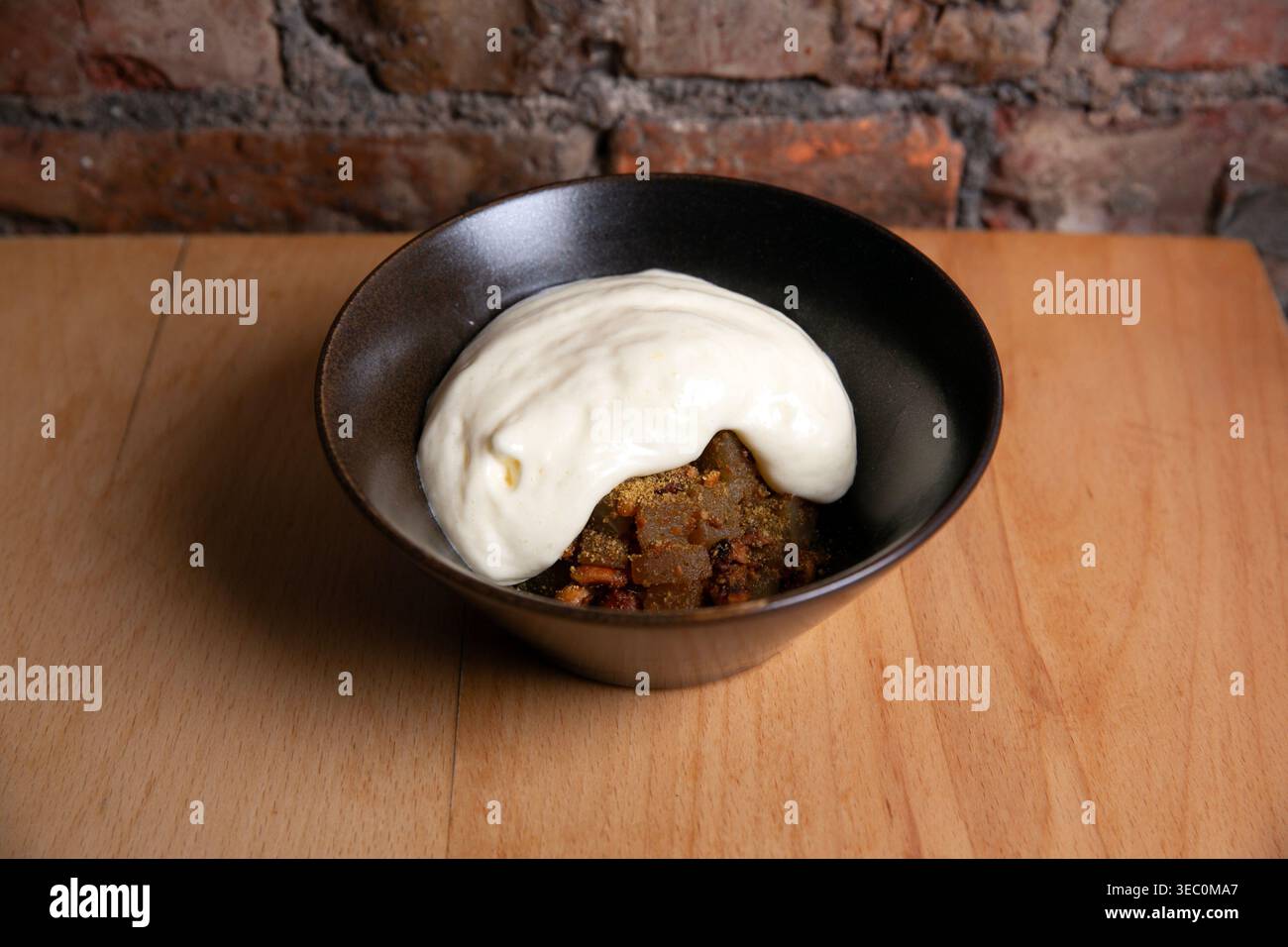 Pere in camicia, fieno affumicato, mousse di formaggio blu, nocciole - un altro ristorante a mano presso l'Unit F, 253 Deansgate a Manchester. Foto Stock