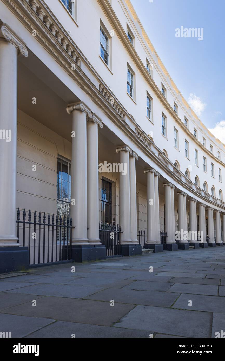 Facciata classica di un edificio ricurvo con colonne Foto Stock