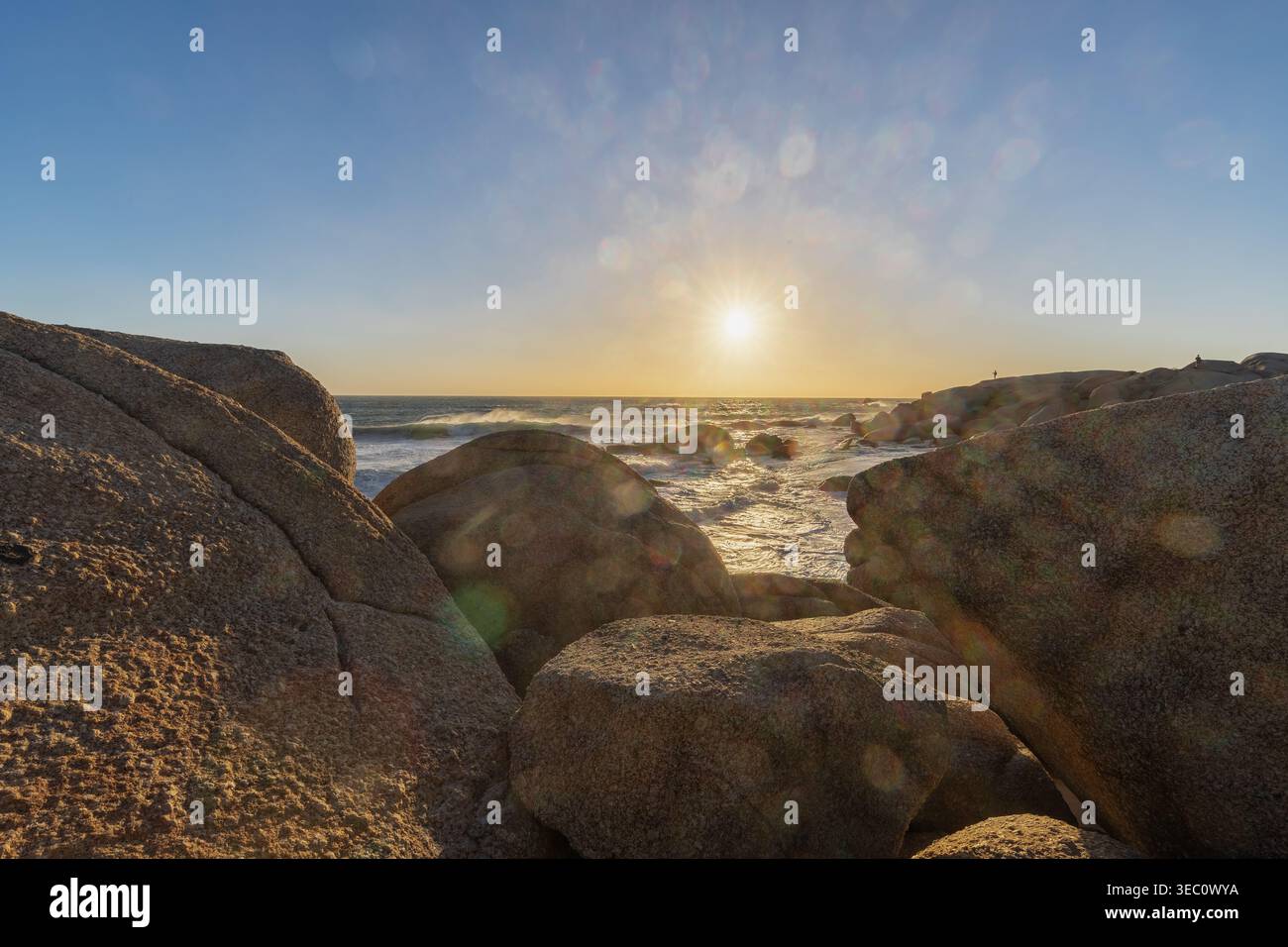 Tramonto con spruzzi d'acqua a Maiden's Cove, una bellissima spiaggia sabbiosa tra Clifton e Glen Beach, con viste incredibili sui 12 apostoli Foto Stock