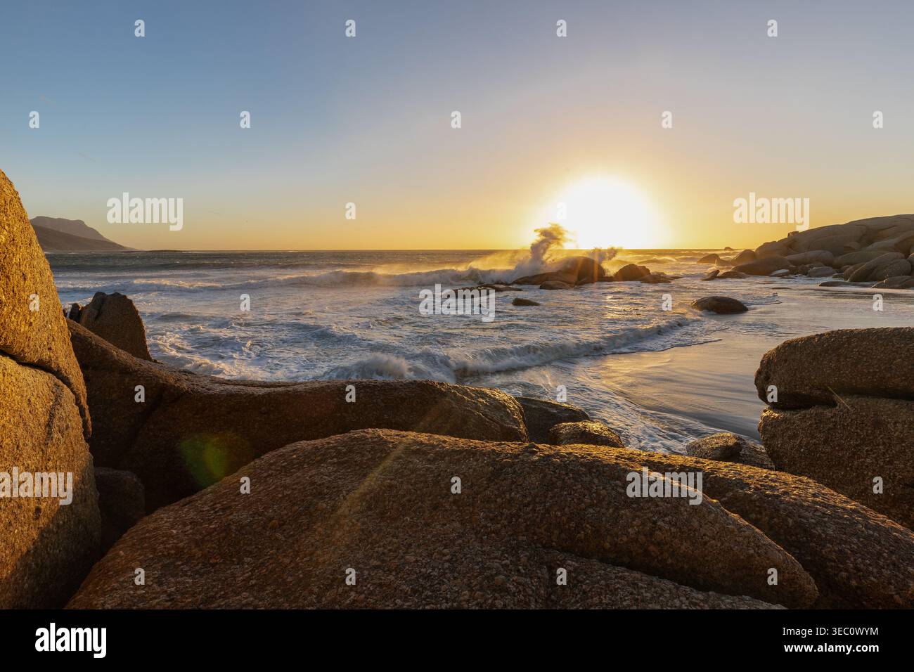 Tramonto con spruzzi d'acqua a Maiden's Cove, una bellissima spiaggia sabbiosa tra Clifton e Glen Beach, con viste incredibili sui 12 apostoli Foto Stock