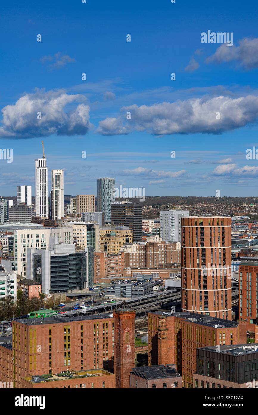 Skyline del centro di Leeds, vista da South Bank. Include White Rose View, Arena Point, l'edificio più alto di Leeds. Con Tower funziona in primo piano. Foto Stock