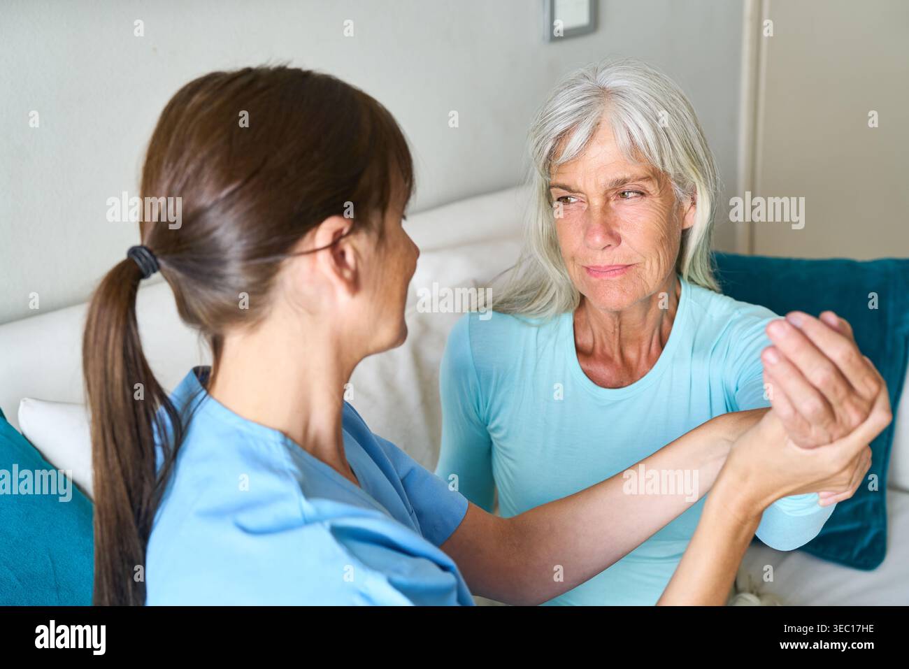Assistenza sanitaria di alto livello e terapia fisica i concetti chiave includono senior, assistenza sanitaria, terapia fisica, riabilitazione, assistenza agli anziani, casa di riposo e geri Foto Stock