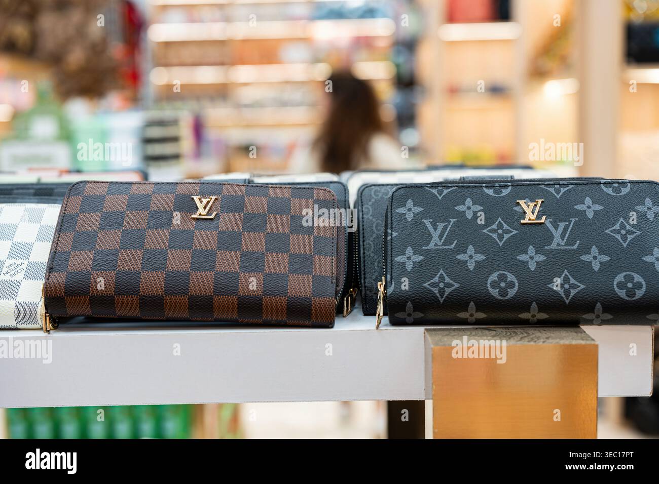 Marsa Alam, egitto 21 aprile 2026: Portafogli di lusso louis vuitton con motivi monogramma e damier, esposti su uno scaffale in un negozio a marsa Alam, e. Foto Stock