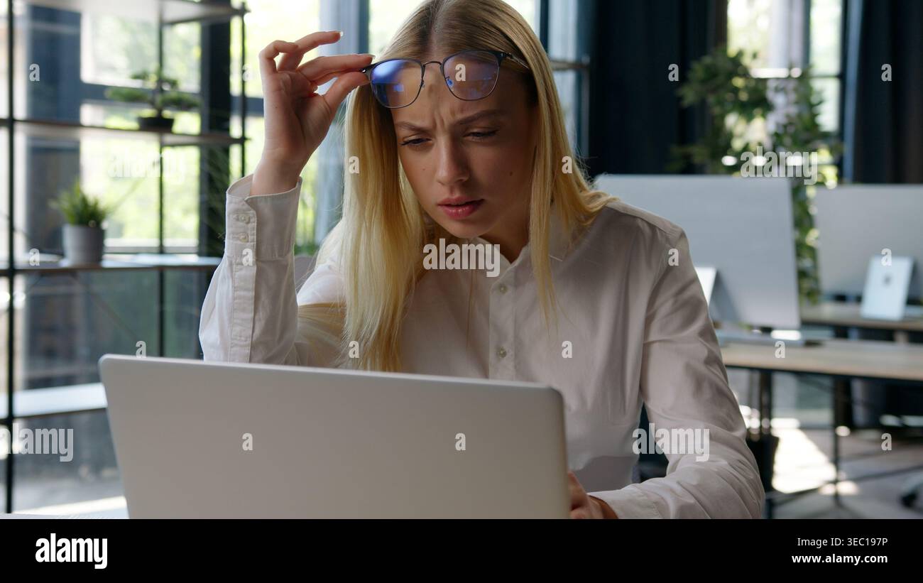 Donna d'affari caucasica che naviga laptop concentrandosi su monitor schermo visione sfocata vedere donna d'affari ragazza con computer moderno cyberspazio Foto Stock