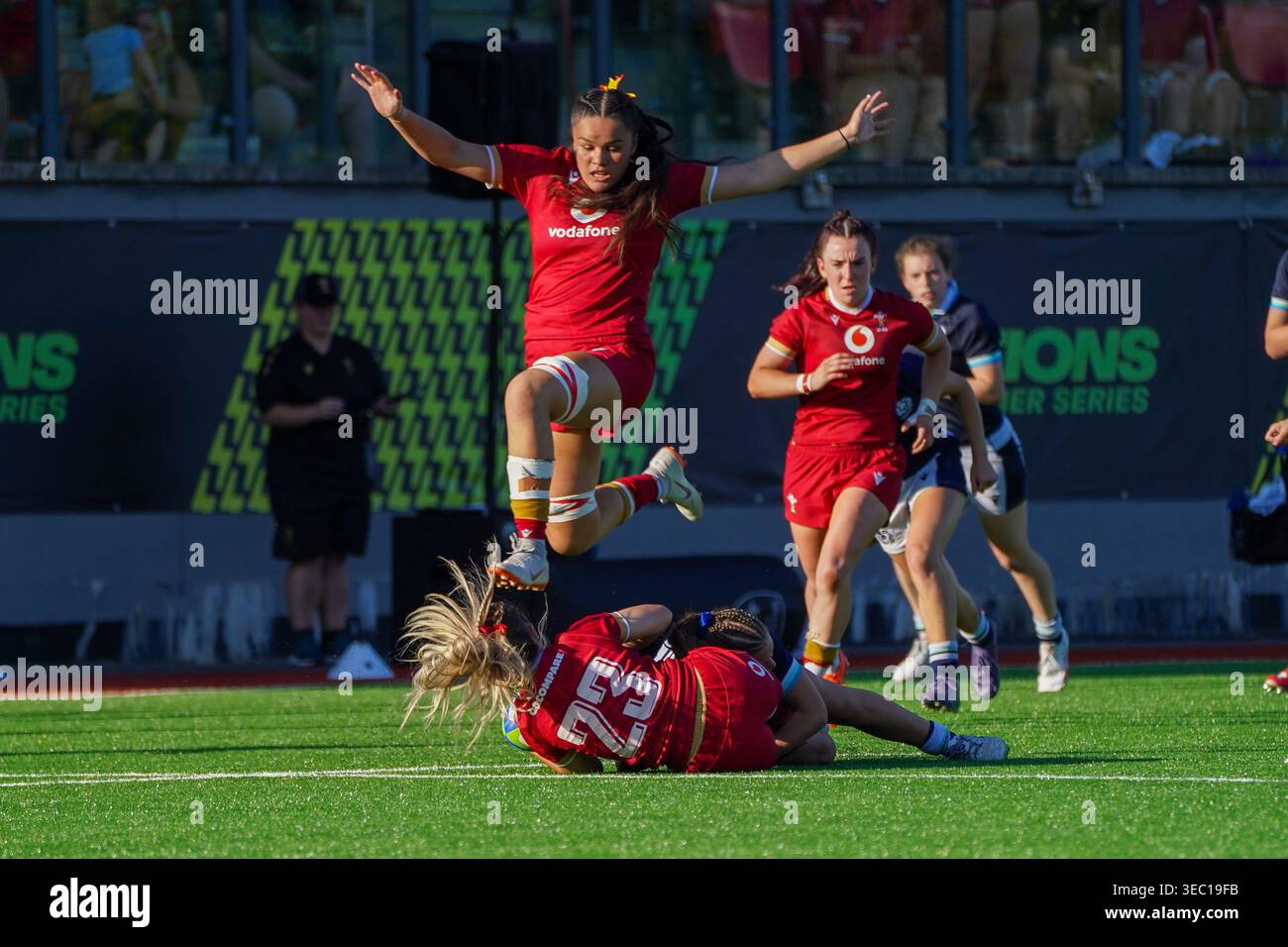Jorja Aiono, rugby a 15 del Galles, ostacola un compagno di squadra, U20s Six Nations Summer Series 2025. Accreditare Penallta Photographics Foto Stock