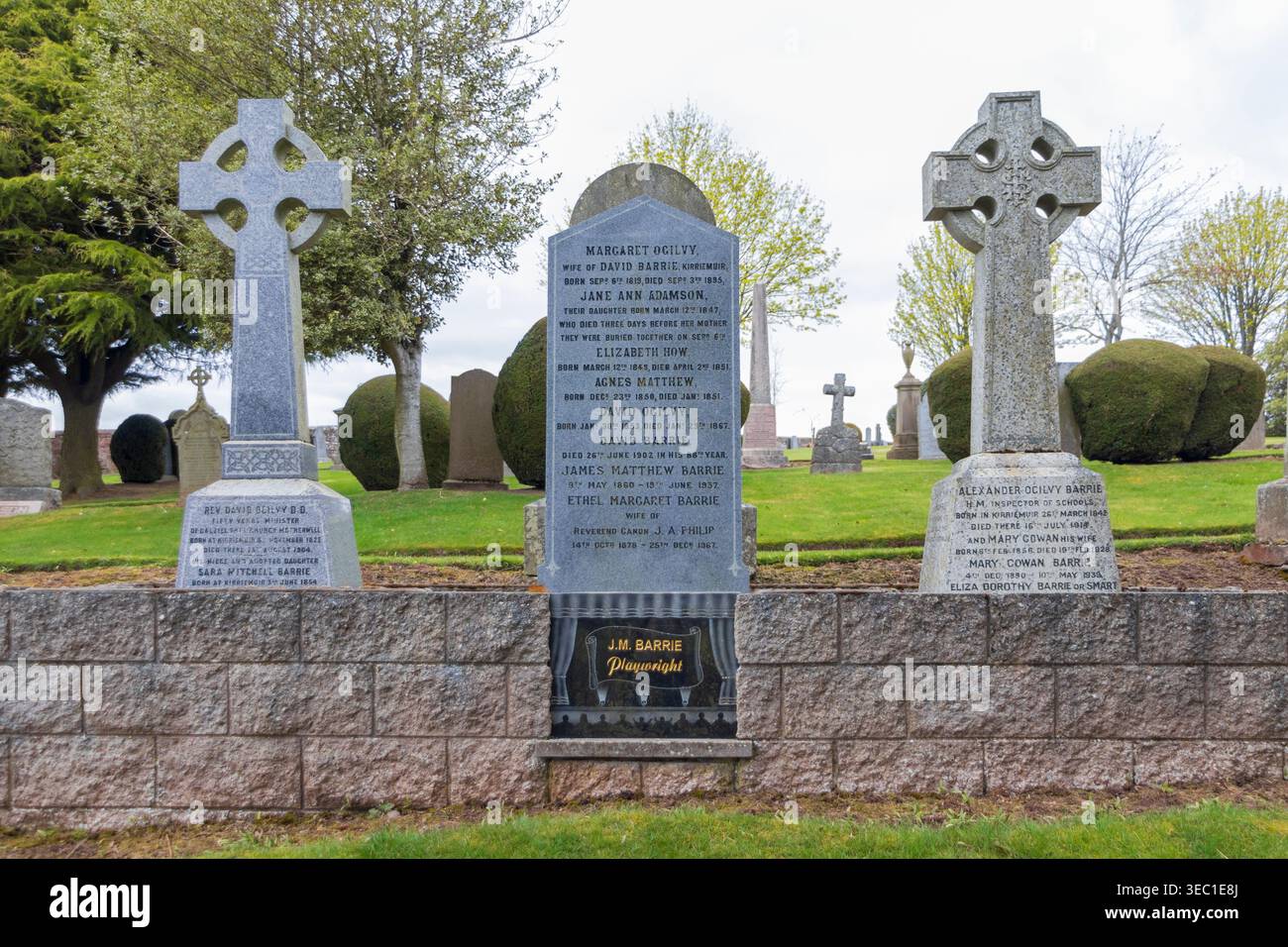 Lapide di Sir J.M. (James Matthew) Barrie. Cimitero di Kirriemuir, Scozia, Regno Unito. Foto Stock