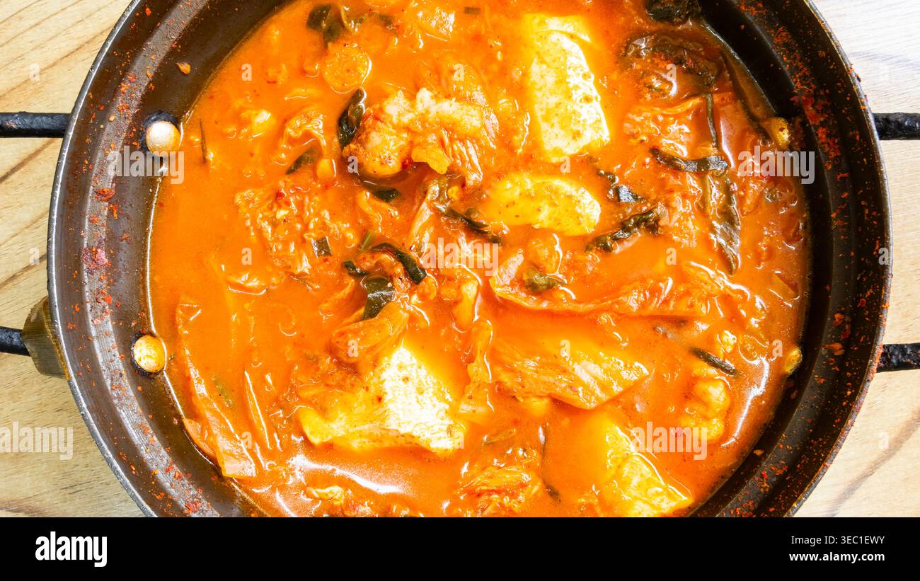 Kimchi jjigae o kimchi coreano zuppa piccante con riso. Corea del Sud Foto Stock