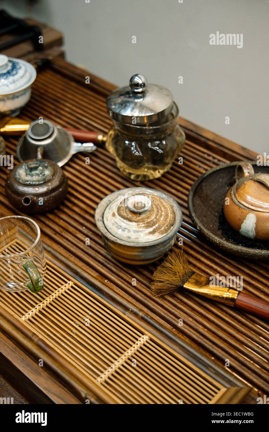 Gaiwan, teiere e un vassoio di tè gongfu presso l'Himalayan Taste Tea Shop, Kathmandu, Nepal Foto Stock