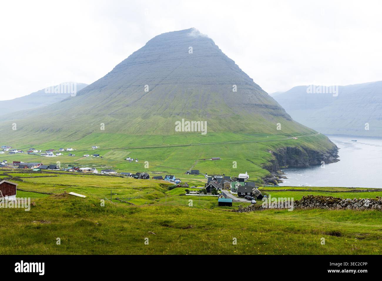 Il villaggio di Vidareidi e una montagna sull'isola di Vidoy, Isole Faroe Foto Stock