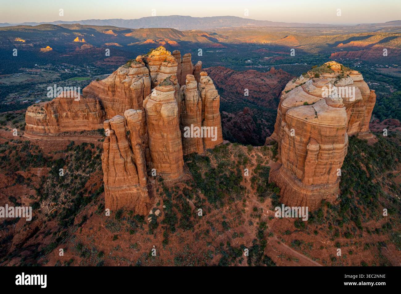 Vista aerea delle formazioni rocciose della Cattedrale e della valle circostante a Sedona, Arizona, al tramonto, con un paesaggio desertico a strati Foto Stock