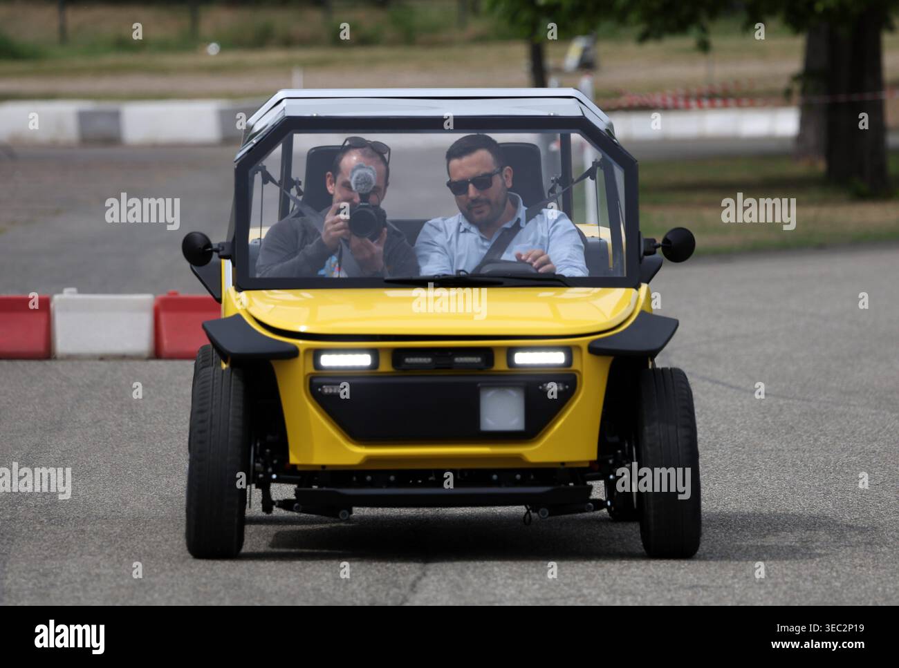 Mulhouse, Francia. 28 aprile 2026. © PHOTOPQR/l'ALSACE/Vincent VOEGTLIN ; Mulhouse ; 28/04/2026 ; Présentation de la voiture IPOP, voiture 100% électrique et fabrique en Alsace, à Mulhouse le 28 avril 2026. Presentazione dell'auto IPOP, un'auto elettrica al 100% prodotta in Alsazia, a Mulhouse, Francia, il 28 aprile 2026. Crediti: MAXPPP/Alamy Live News Foto Stock