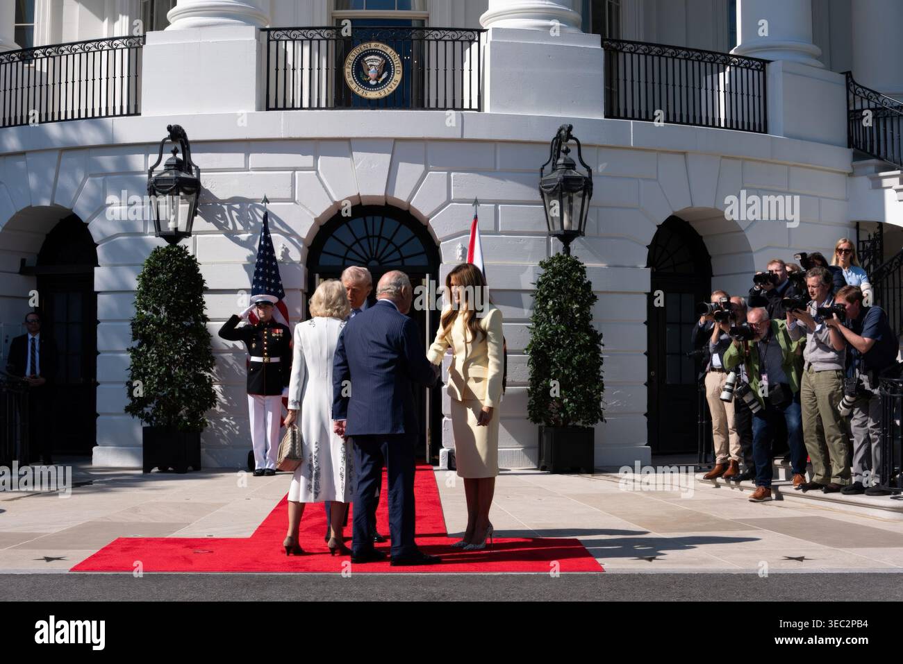 Washington, Stati Uniti d'America. 28 aprile 2026. Washington, Stati Uniti d'America. 28 aprile 2026. Il presidente degli Stati Uniti Donald Trump e la First Lady Melania Trump si scambiano il benvenuto con il re Carlo III e la regina Camilla sul South Lawn della Casa Bianca, il 27 aprile 2026 a Washington DC la visita è in occasione del 250° anniversario degli Stati Uniti come nazione indipendente.credito: Handout/White House Photo/Alamy Live News Foto Stock