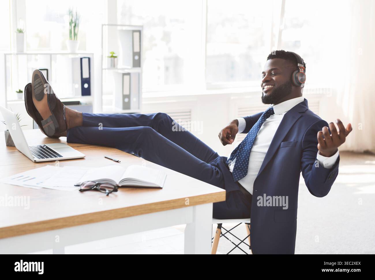 Giovane imprenditore rilassato divertirsi in ufficio Foto Stock